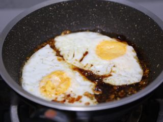 荷包蛋焖面 