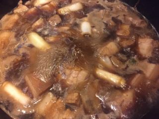 #农品堂亚麻籽油试吃#鹌鹑蛋烧肉,加入没过五花肉稍多一点的水大火烧开（由于酱油上色程度不同如果颜色不够可以加入适量老抽）淋入白酒转小火煮半小时
