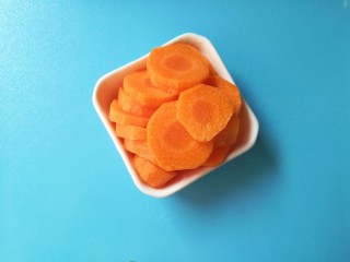 胡萝卜山药鲫鱼汤 