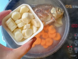 胡萝卜山药鲫鱼汤 